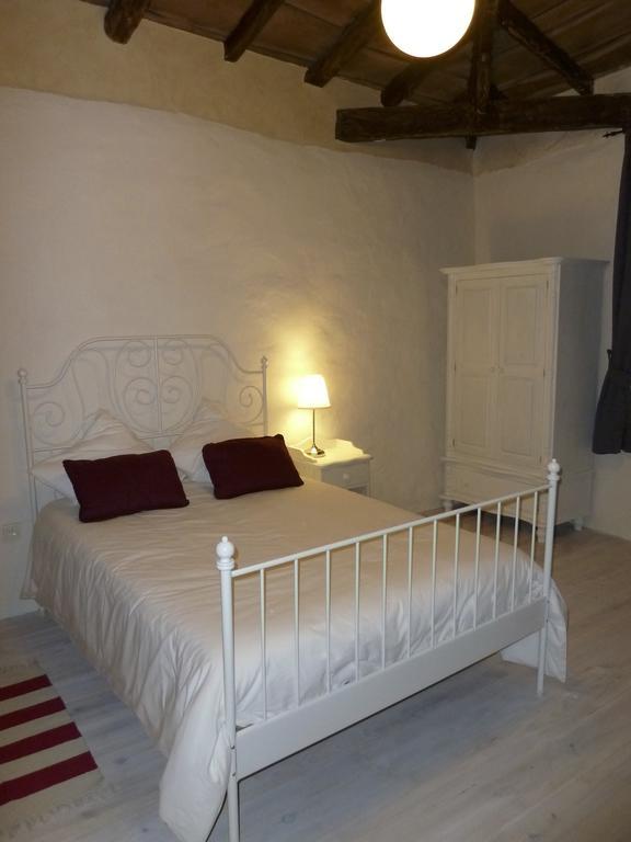 A L'Ombre Du Marronnier GITES La Peruse Chambre photo